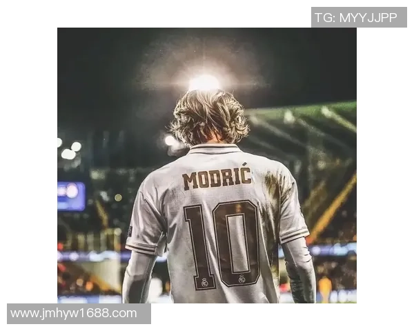 从绿茵场到传奇殿堂演绎一代足球球星的荣耀与坎坷人生