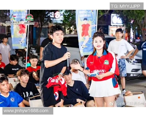 球星挑战台式足球极限赛场展现超凡技艺与合作默契