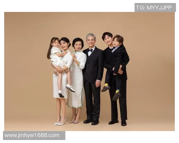 足球巨星家庭温馨合影展现幸福时光全家福照片尽显亲情与荣耀